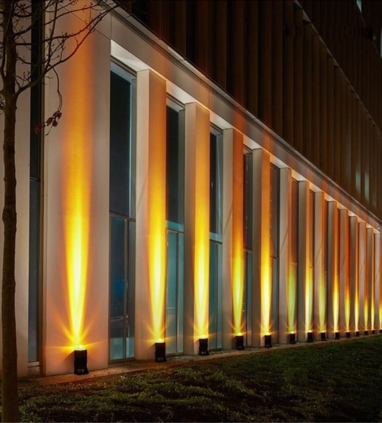 Đèn hắt cột tòa nhà